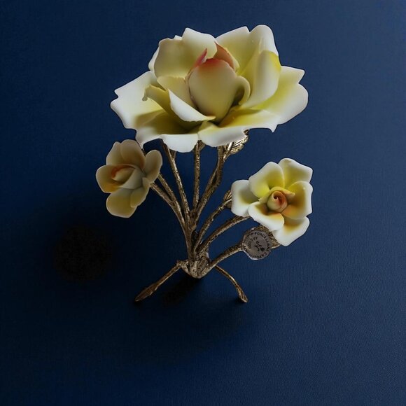 Capodimonte-Style Porcelain Yellow Rose Floral Sculpture – Made in Italy - Picture 3 of 11